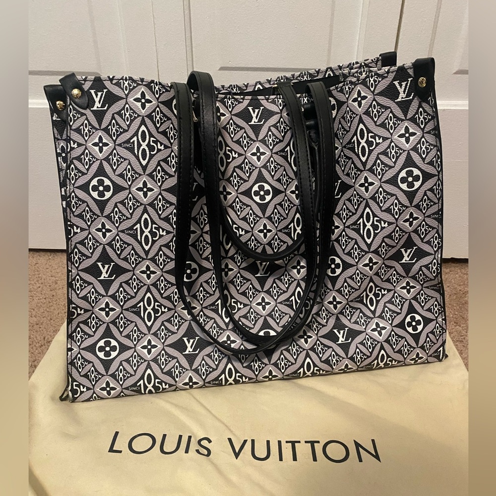 Louis Vuitton Canvas OnTheGo bag with duster